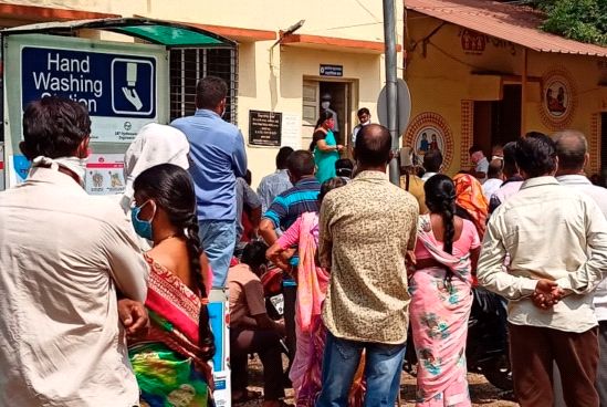 Anger over lack of vaccine in Vasai! Dissatisfied with the closure of vaccinations on Monday | वसईमध्ये लस न मिळाल्याने संताप! सोमवारी लसीकरण बंद राहिल्याने नाराजी