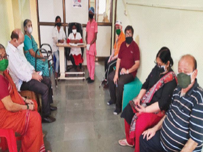 Queues of senior citizens for vaccination in Palghar district | लसीकरणासाठी ज्येष्ठ नागरिकांच्या रांगा, पालघर जिल्ह्यात डोस वाया जाण्याचे प्रमाण 0.01 टक्के! 