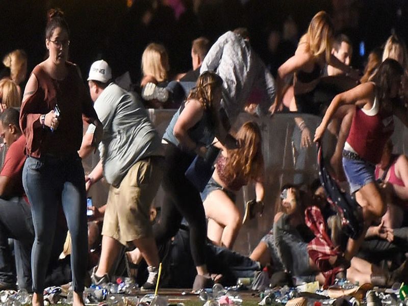 firing america las vegas music festival police | US: लास वेगासच्या म्युझिक कॉन्सर्टमध्ये अंदाधुंद गोळीबार, 58 जणांचा मृत्यू तर 500 हून अधिक