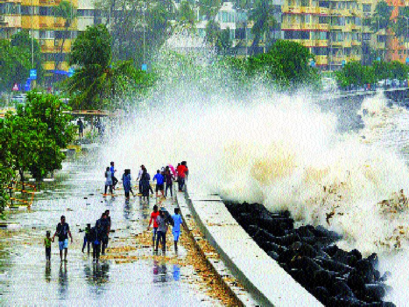 Thirty-three tons of sewage treatment in Mumbai | मुंबईच्या समुद्रकिनारी सव्वातीनशे टन कचरा