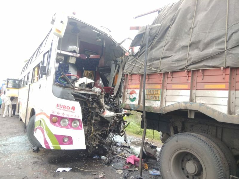 22 passengers injured in road accident near osmanabad | येडशीजवळ ट्रक आणि ट्रॅव्हल्सचा भीषण अपघात, 22 प्रवासी जखमी