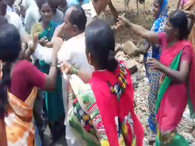 Woman beaten alcohol vendor in Latur district | पोलिसांना धारेवर धरत महिलांनी दारू विक्रेत्यांना दिला चोप