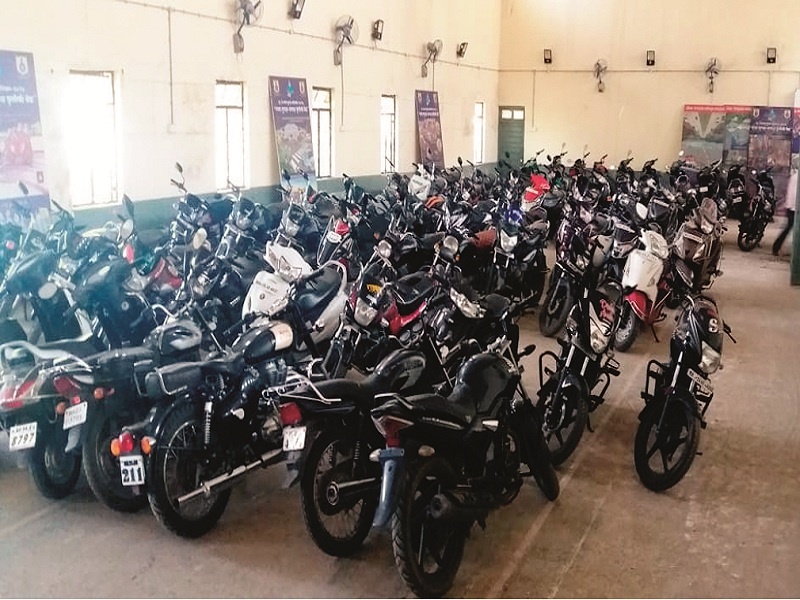 A motorcycle in the hands of minors in Latur; 125 Restrictive Action on Two Wheeler drivers | लातूरमध्ये अल्पवयीन मुलांच्या हाती दुचाकी; १२५ दुचाकीचालकांवर प्रतिबंधात्मक कारवाई
