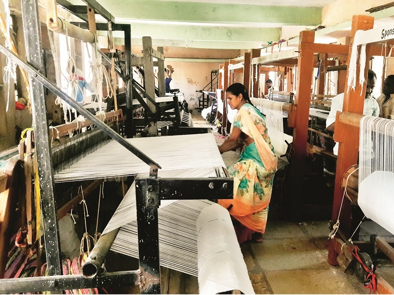 'Harishchandrachi Factory' giving self-education to blind people! | अंधांना प्रशिक्षणातून स्वावलंबनाचे धडे देणारी 'हरिश्चंद्राची फॅक्टरी' !