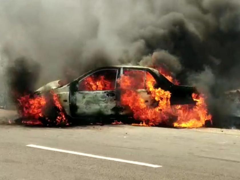 car catches fire after accident six persons injured | अपघातग्रस्त कारनं पेट घेतला; सहा जण जखमी