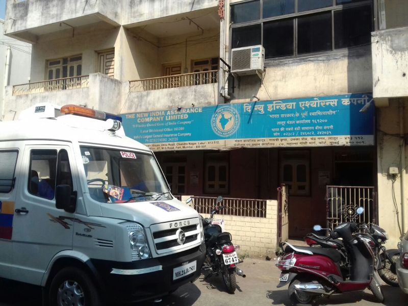 The Insurance Office was demolished in Latur, a cash lump of two lakhs | लातुरात इन्शुरन्स कार्यालय फोडले, दोन लाखांची रोकड लंपास