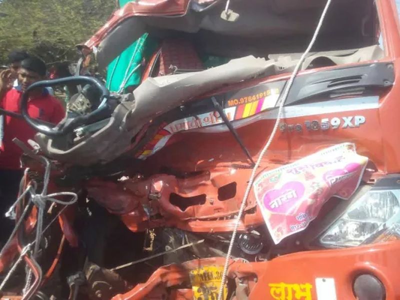 8 dead in an accident at Latur-Nanded road | नांदेडमध्ये वऱ्हाडाच्या वाहनाला भीषण अपघात, 11 जणांचा जागीच मृत्यू