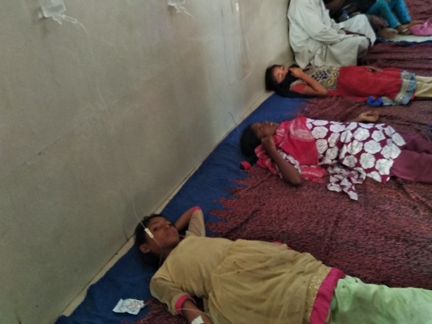141 students poisoned by mid-day meals Events in Latur District | लातूरमध्ये मध्यान्ह भोजनाच्या खिचडीतून १४१ विद्यार्थ्यांना विषबाधा
