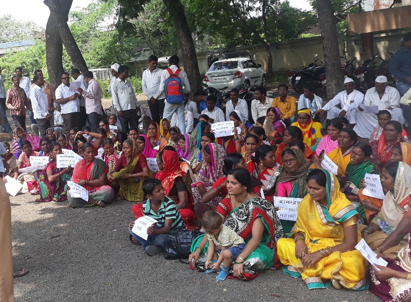 women Morcha on renapur police station against illegal activities | अवैध धंद्यांविरोधात महिलांचा रेणापूर ठाण्यावर मोर्चा
