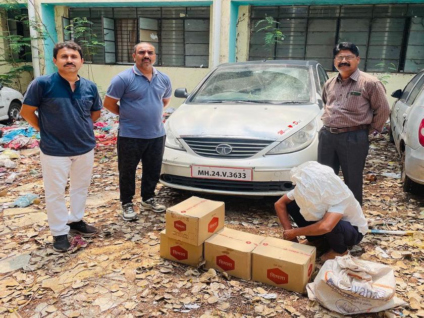 In Latur, seizes cache of liquor with car; Excise Department action | सिनेस्टाईल पाठलाग करुन कारसह दारूसाठा पकडला; उत्पादन शुल्क विभागाची कारवाई
