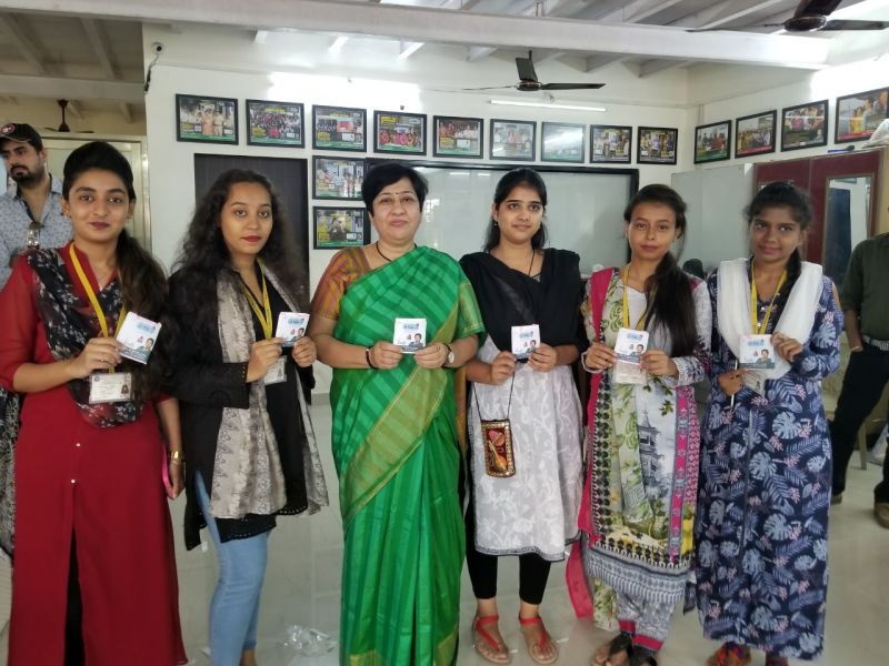 Waliia college girl students took 'Padwuman' on the occasion of World Women's Day Bharti Lavekar's visit | जागतिक महिला दिनानिमित्त वालिया कॉलेजच्या विद्यार्थिनींनी घेतली 'पॅडवुमन' डॉ. भारती लव्हेकर यांची भेट
