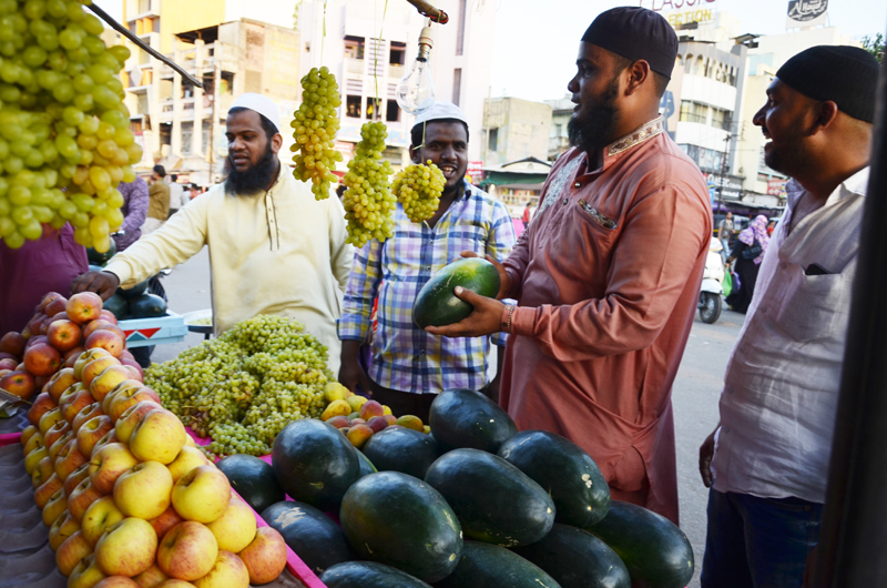 In the month of Ramadan, demand for shining fruits is much higher | रमजान महिन्यात पाणीदार फळांना मागणी जास्त