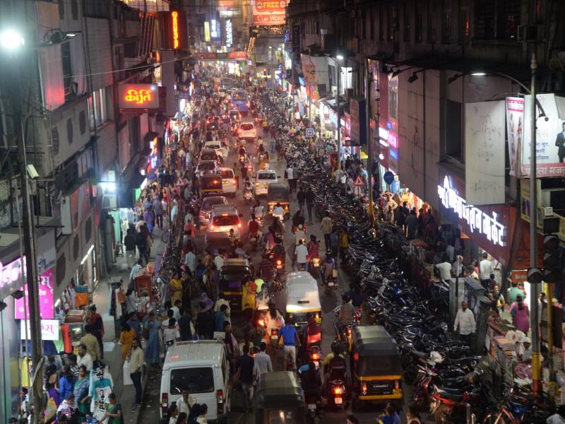 people came out to buy glossary for diwali festival | खरेदीसाठी बाजारपेठांमध्ये नागरिकांची गर्दी