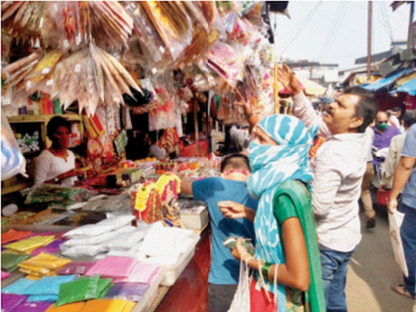 Enthusiasm in the market by Mahalakshmi's Sonapavals; Crowds for shopping | महालक्ष्मीच्या सोनपावलांनी बाजारात उत्साह; खरेदीसाठी गर्दी