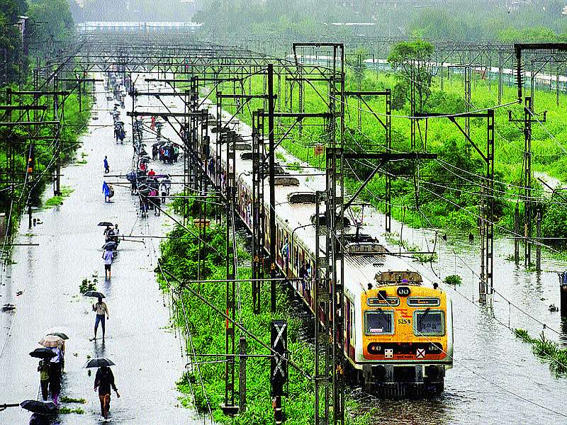 Train pump proved ineffective of local railway mumbai | रेल्वेचे पंप ठरले कुचकामी, सुमारे १ हजार ७०० लोकल फेऱ्या रद्द