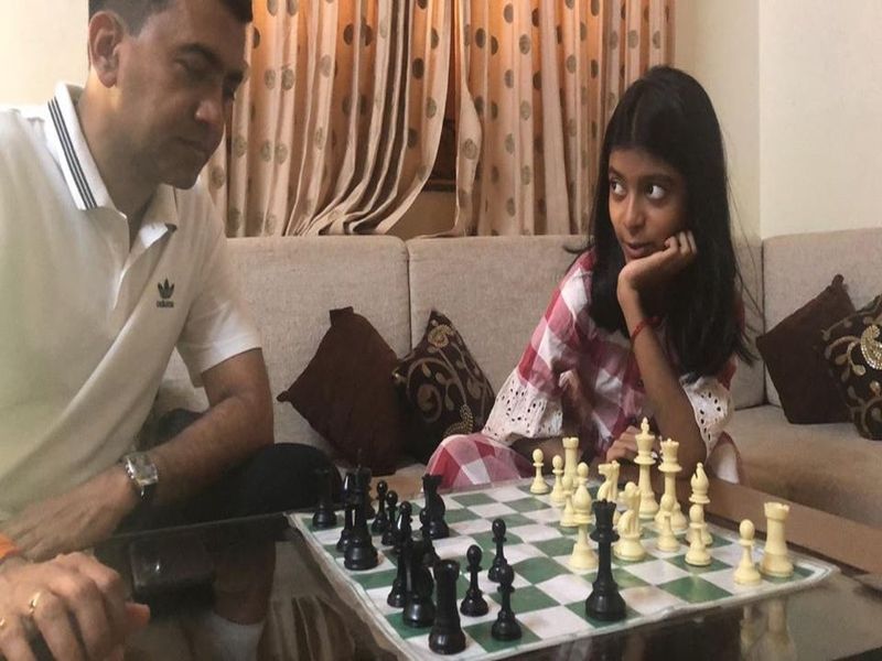 Chief Minister pramod sawant Chess played with his daughter | मुख्यमंत्र्यांची कोरोनाविरुद्ध घरात चाल; मुलीसोबत खेळला बुद्धिबळ 