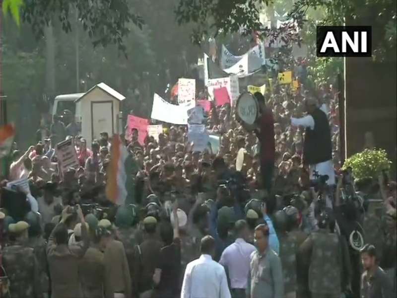 Jawaharlal Nehru University students march to Parliament stopped by Police | फी दरवाढीविरोधात संसदेवर मोर्चा; पोलिसांनी रोखल्याने विद्यार्थ्यांचा संताप
