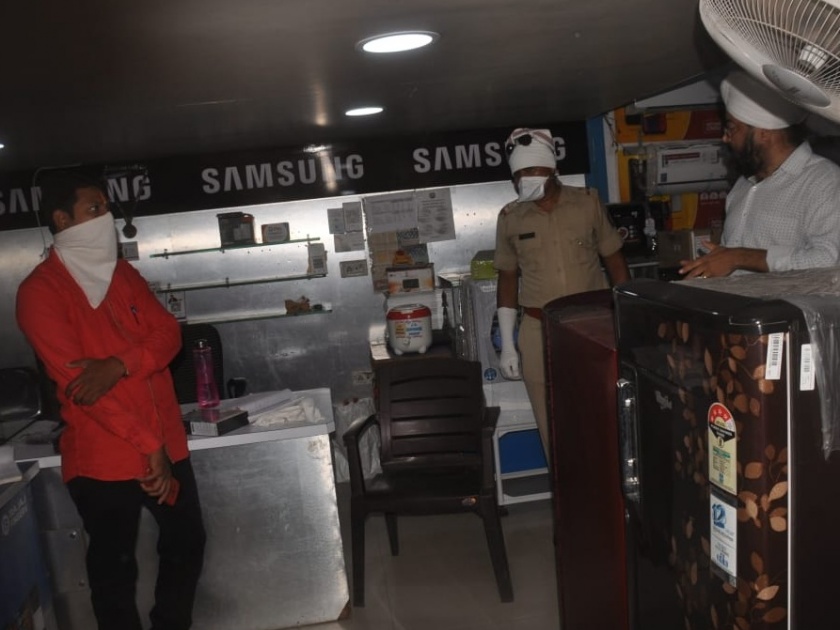 Thieves broke showrooms and stole 13 lakh LED TVs on Jalana Road | लॉकडाऊनमध्ये चोरटे सक्रीय; शोरूम फोडून १३ लाखाच्या एलईडी टीव्ही पळविल्या