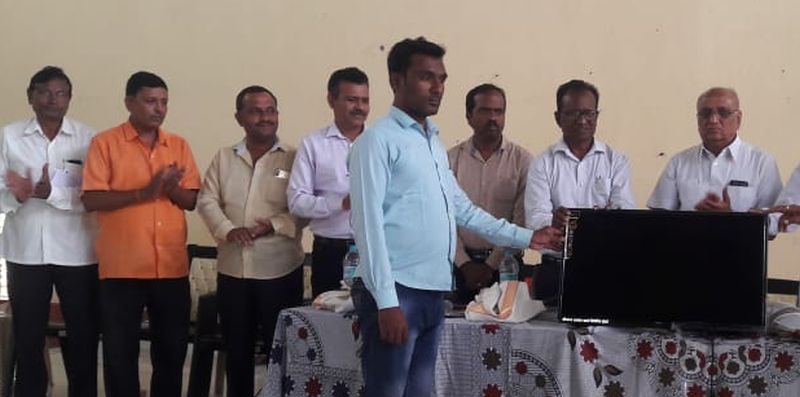 Distribution of LED sets to 27 Zilla Parishad schools in Risod taluka | रिसोड तालुक्यातील २७ जिल्हा परिषद शाळांना एलईडी संच वाटप
