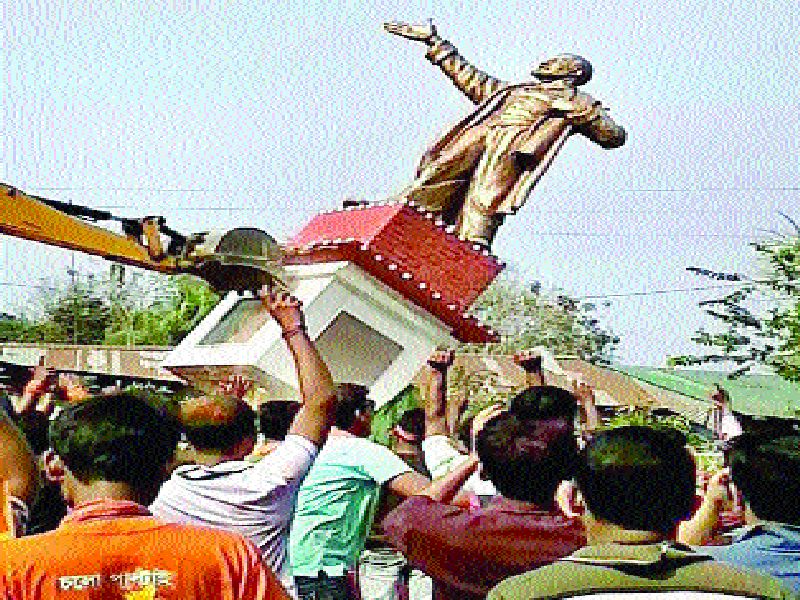  Tripura mob lifts another statue of Lenin, breaks Marxist offices and houses | त्रिपुरात जमावाने लेनिन यांचा आणखी एक पुतळा पाडला, मार्क्सवाद्यांची कार्यालये व घरेही फोडली