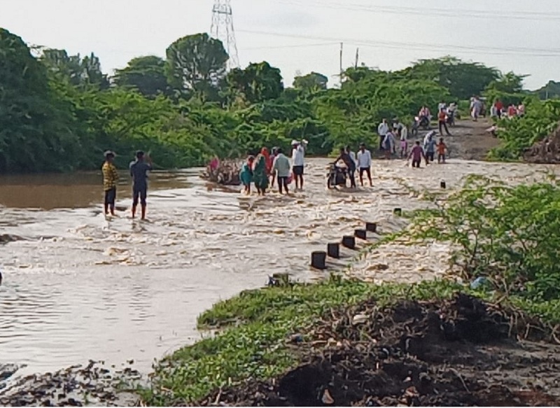Five villages were cut off due to flooding on the Lendi River | लेंडी नदीला पूर आल्याने पाच गावांचा संपर्क तुटला