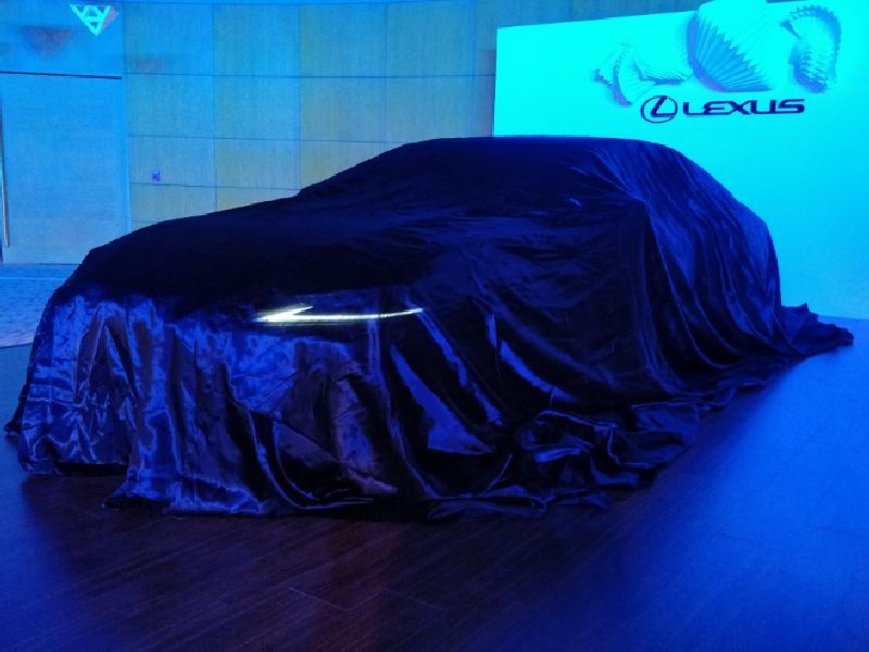 New sedan of Lexus; 22's mileage, 10 airbags, 17 speakers ... | लेक्ससची नवी सेदान; 22 चे मायलेज, 10 एअरबॅग, 17 स्पीकर्स...