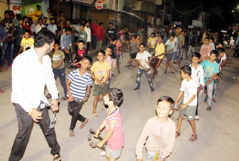 Preparations for Ganesha festival in Solapur; In the hands of children, not a mobile, but a lezim | सोलापुरात गणेशोत्सवाची तयारी; मोबाईल गेम विसरून चिमुकले रंगले लेझीम शिकण्यात 