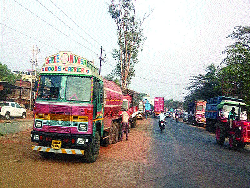 Risk of accident due to heavy vehicles at Nangalwadi | नांगलवाडी येथे अवजड वाहनांमुळे अपघाताचा धोका