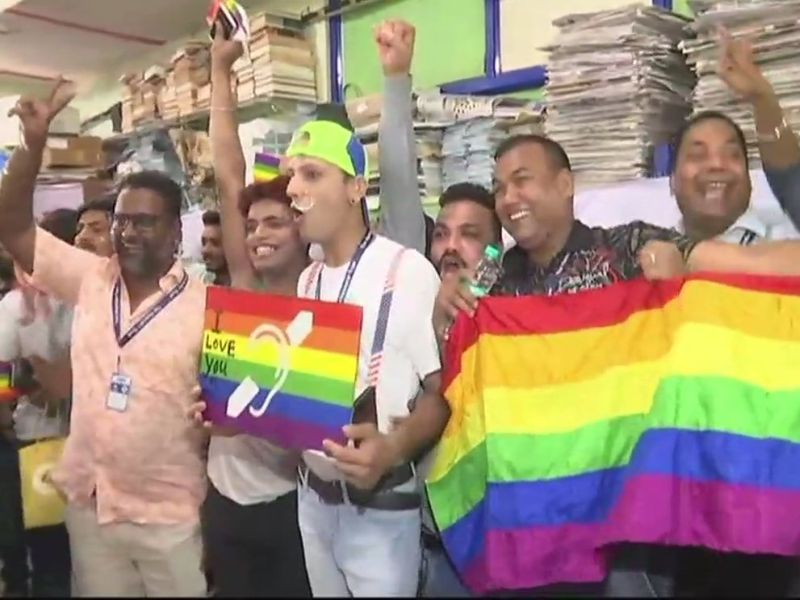 People in Mumbai celebrate after Supreme Court decriminalizes Section 377 | Section 377: समलैंगिकतेला कायद्याचं कवच, SCच्या निर्णयानंतर मुंबईत जल्लोष