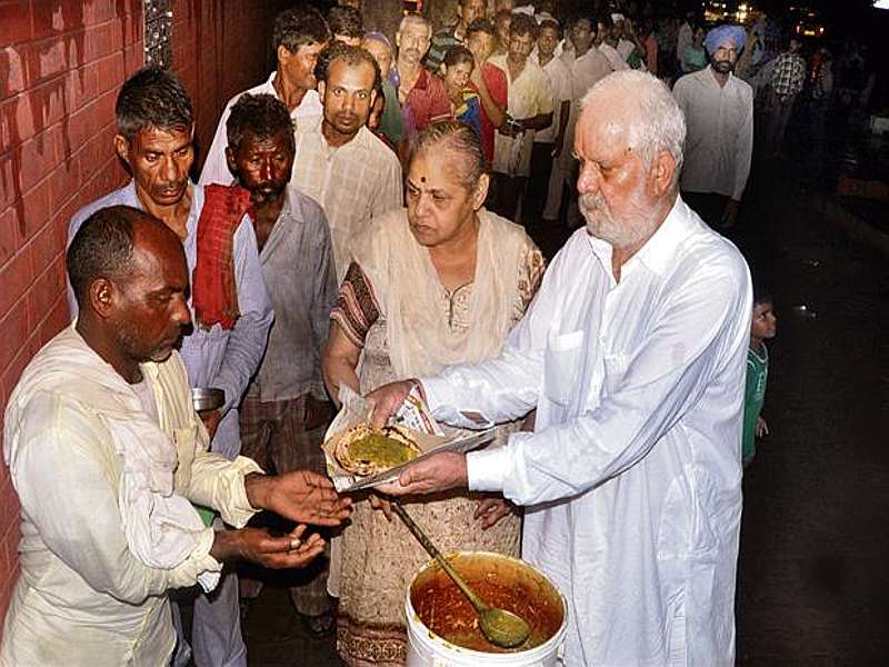 PadmaShree honors to langar baba, service to hungry people for 38 years in chandigad | 38 वर्षांपासून भागवताहेत भुकेल्यांची भूक, लंगर बाबांचा पद्मश्रीनं सन्मान