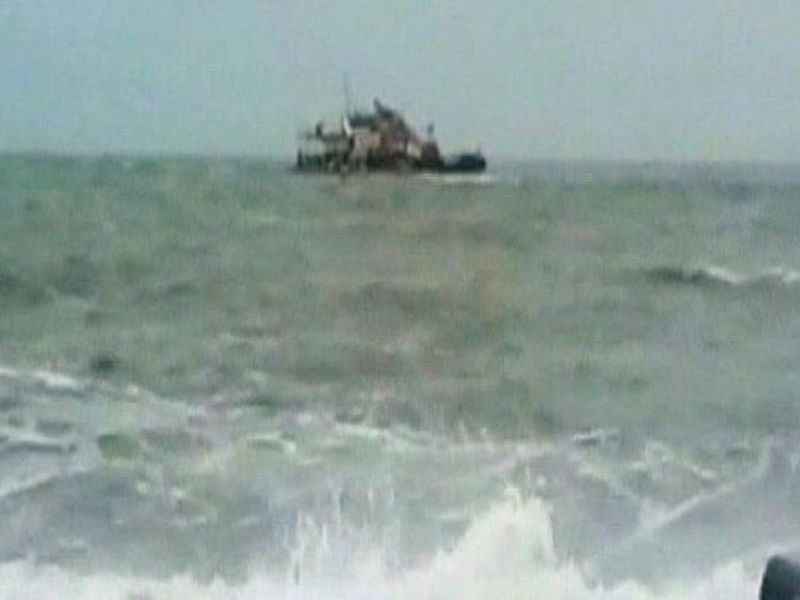 Shipwrecked in Libya, eight passengers, waterlogged and 85 missing | लिबियामध्ये भरसमुद्रात बुडाले जहाज, आठ प्रवाशांना जलसमाधी तर 85 जण बेपत्ता