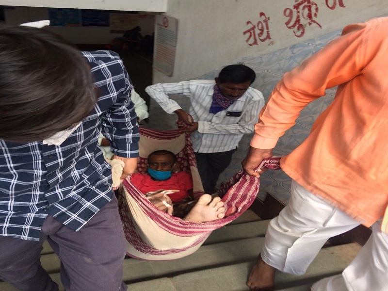 Patients traveling in bags due to lift closure Shocking condition in 'SRT' hospital Ambajogai | लिफ्ट बंद पडल्याने रुग्णांचा झोळीतून प्रवास; 'स्वाराती' रूग्णालयातील विदारक स्थिती