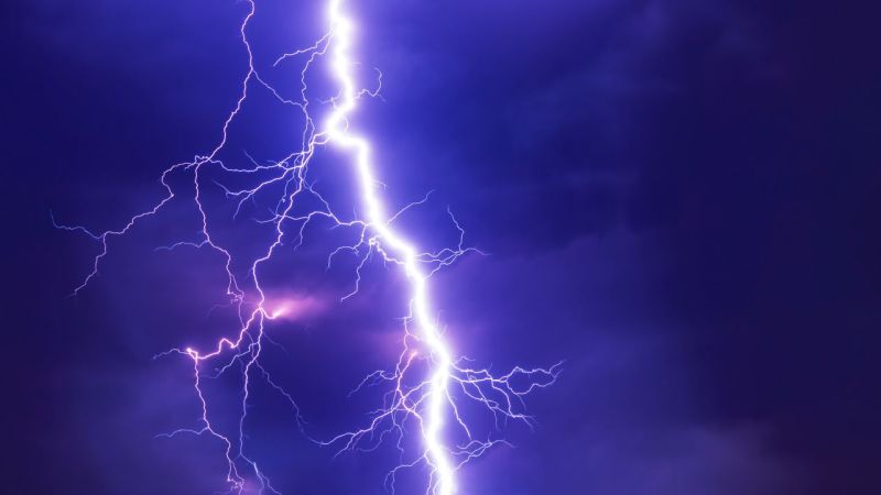 Video rain lightning fell in the yard of a house at Raibachamala in Gulunche | Video : गुळूंचे येथील रायबाचामळा येथे घराच्या अंगणात पडली वीज 