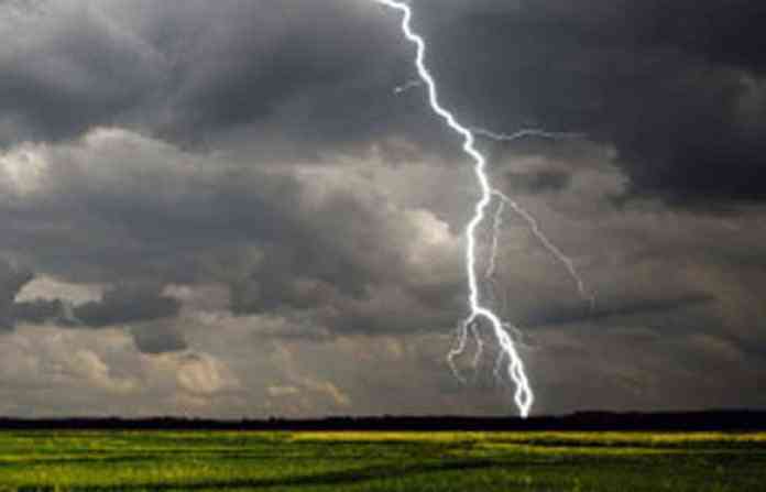 Lightning struck Milek seriously | अंगावर वीज पडून मायलेक गंभीर जखमी