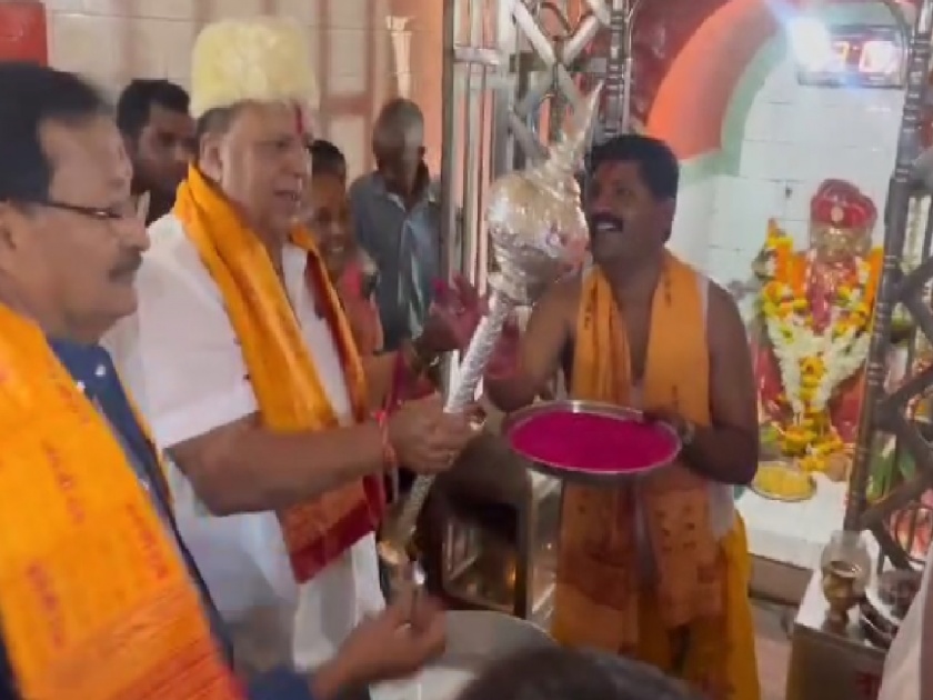 Minister Hasan Mushrif offered a silver mace to the village deity of Lingnoor Dumala on Hanuman Jayanti | मंत्री हसन मुश्रीफ हनुमानाच्या नामघोषात तल्लीन, लिंगनूर दुमाला येथील ग्रामदैवताला केली चांदीची गदा अर्पण