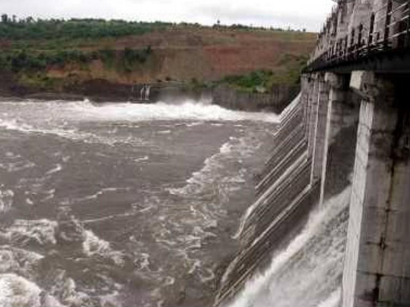 Discharge of 236.26 cusecs of water by opening 5 gates of Limboti Dam | लिंबोटी धरणाचे 5 दरवाजे उघडून 236.26 क्युसेक पाण्याचा विसर्ग