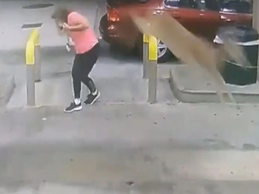 Shocking video shows a deer jumping over a woman | Video : गाडीत पेट्रोल भरत असताना महिलेसोबत झालं असं काही...