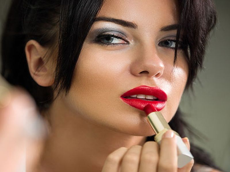 5 dangerous chemicals in your lipstick | या ५ हानिकारक धातूंपासून तयार केलं जातं लिपस्टिक