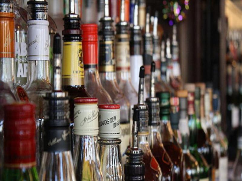 Transportation of lakhs of rupees worth of liquor by rickshaws Liquor bottles seized during police investigation | रिक्षातून लाखो रुपयांच्या मद्याची वाहतूक; पोलीस तपासणीत दारूच्या बाटल्या जप्त