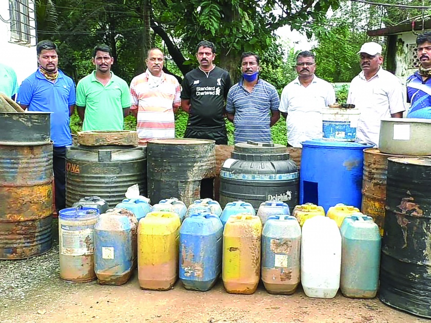Raid on a distillery; 1 lakh 83 thousand items confiscated | घोणसरीत दारुच्या हातभट्टीवर छापा; १ लाख ८३ हजारांचा मुद्देमाल जप्त