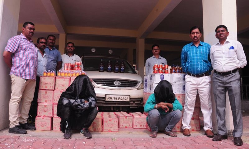 Liquor smuggler arrested in Nagpur with four-wheeler | नागपुरात मद्यवाहतूक करणाऱ्यांना चारचाकीसह अटक