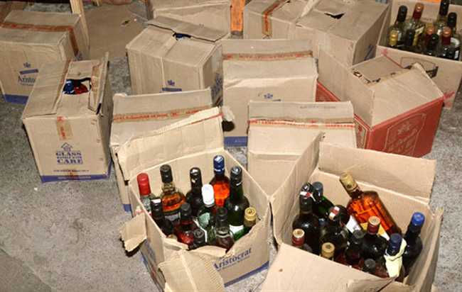 Action taken against illegal liquor traffic in Srirampur: Two arrested: More than five lakh worth of goods seized | श्रीरामपुरात अवैध दारू वाहतुकीवर कारवाई  दोघांना अटक : पाच लाखांहून अधिक मुद्देमाल ताब्यात