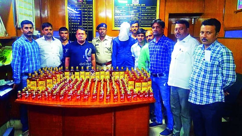 In the Sangamitra Express, 240 bottles of liquor were seized | संघमित्रा एक्स्प्रेसमध्ये दारूच्या २४० बॉटल्स जप्त