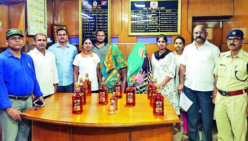 Women arrested while smuggling of liquor at Nagpur railway station | दारूची तस्करी करणाऱ्या महिलांना नागपूर रेल्वेस्थानकावर अटक