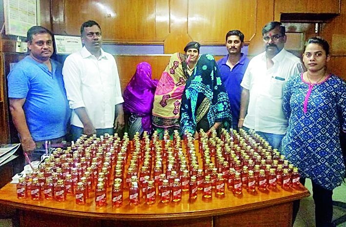 Nagpur Railway Station: Three women arrested for smuggling alcohol | नागपूर रेल्वेस्थानक : दारूची तस्करी करणाऱ्या तीन महिलांना अटक