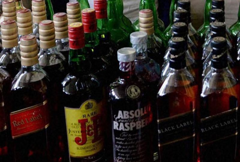 Liquor worth lakhs of ruppes stolen from washim | दुकान फोडून लाखो रुपयांची विदेशी दारू लंपास