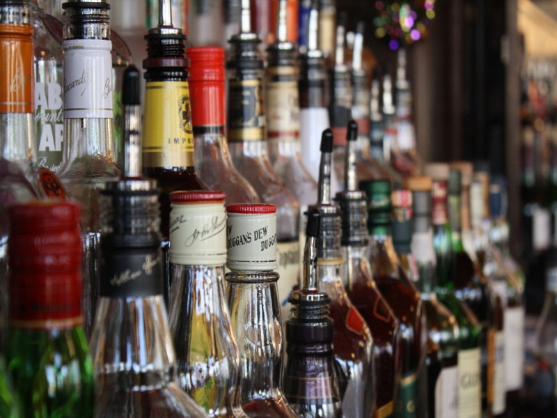 Domestic liquor sales decrease; The result after the order to close the '500m' alcoholic beverage | देशी दारूच्या विक्रीत घट; '५०० मीटर'च्या आतील मद्यविक्री बंद करण्याच्या आदेशाचा परिणाम