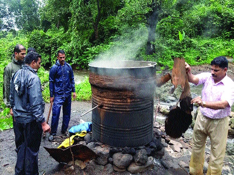 Dump breaks the brick kilns | गावठी दारूच्या भट्ट्या उद्ध्वस्त