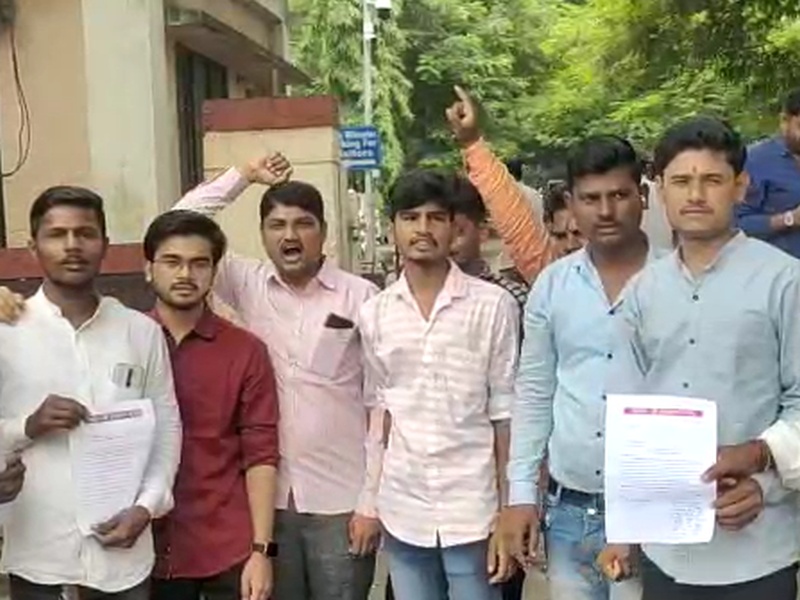 'No Reservation, No Vote Campaign' in Beed; Maratha community insists on reservation demand | बीडमध्ये 'नो आरक्षण, नो वोट मोहीम'; मराठा समाज आरक्षणाच्या मागणीसाठी तरुण आग्रही