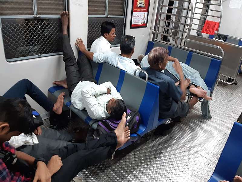 mumbai Local railway services started, passenger left station for home from csmt to ambernath | 'लोकल'सेवा सुरळीत, रात्रभर अडकलेल्या प्रवाशांची सकाळी 'घरवापसी'